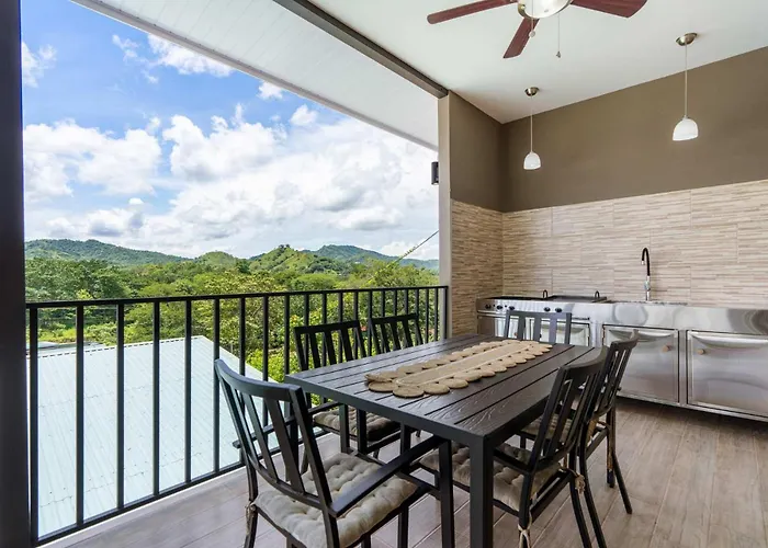 Modern With Lush Mountain Views And Spectacular Shaded Terrace In Private Gated Community Сasa de vacaciones