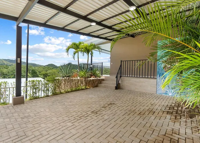 Modern With Lush Mountain Views And Spectacular Shaded Terrace In Private Gated Community Сasa de vacaciones Potrero (Guanacaste)