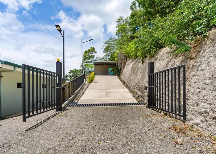 Modern With Lush Mountain Views And Spectacular Shaded Terrace In Private Gated Community Сasa de vacaciones