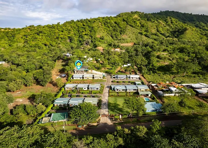 Modern With Lush Mountain Views And Spectacular Shaded Terrace In Private Gated Community Сasa de vacaciones